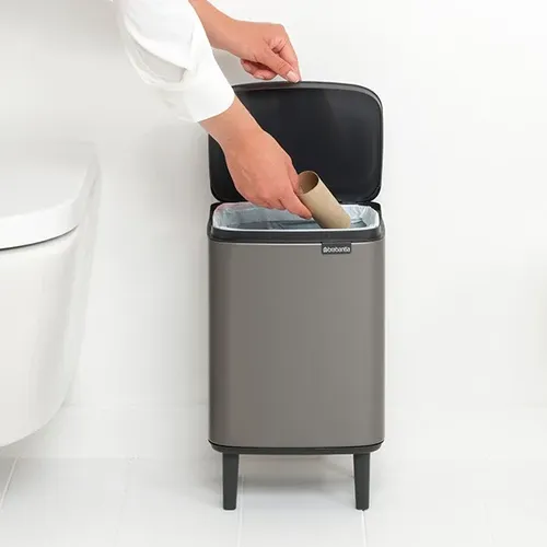 פח ברבנטיה לשירותים 7 ליטר - Brabantia BO פלטינום מתוך קולקציית פחי אשפה לשירותים (תמונת מוצר) - שילוב מושלם בין נוחות שימוש יומיומית לסטייל נקי