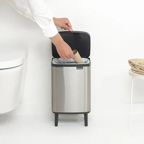 פח ברבנטיה לשירותים 7 ליטר - Brabantia BO מוברש -24 מתוך קולקציית פחי אשפה לשירותים (תמונת מוצר) - פריט מעוצב לעיצוב חלל רחצה מודרני ויוקרתי