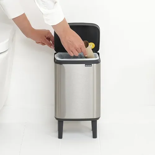 פח ברבנטיה לשירותים 7 ליטר - Brabantia BO מוברש -24 מתוך קולקציית פחי אשפה לשירותים (תמונת מוצר) - מתאים לשדרוג מראה האמבטיה בקלות ובמהירות