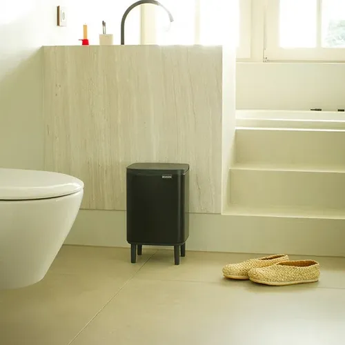 פח ברבנטיה לשירותים 7 ליטר - Brabantia BO שחור -24 מתוך קולקציית פחי אשפה לשירותים (מראה כללי של המוצר) - שילוב מושלם בין נוחות שימוש יומיומית לס