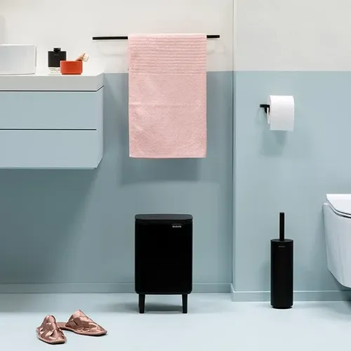 פח ברבנטיה לשירותים 7 ליטר - Brabantia BO שחור -24 מתוך קולקציית פחי אשפה לשירותים (תמונת מוצר) - מתאים לשדרוג מראה האמבטיה בקלות ובמהירות