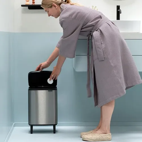 פח ברבנטיה לשירותים 12 ליטר - Brabantia BO מוברש -24 מתוך קולקציית פחי אשפה לשירותים (זווית נוספת) - פריט מעוצב לעיצוב חלל רחצה מודרני ויוקרתי