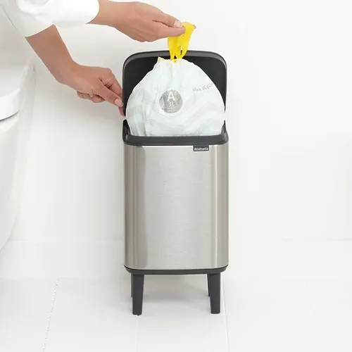 פח ברבנטיה לשירותים 12 ליטר - Brabantia BO מוברש -24 מתוך קולקציית פחי אשפה לשירותים (מבט נוסף) - שילוב מושלם בין נוחות שימוש יומיומית לסטייל נקי