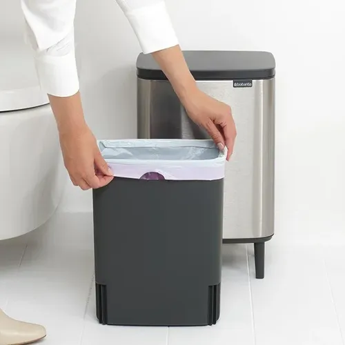 פח ברבנטיה לשירותים 12 ליטר - Brabantia BO מוברש -24 מתוך קולקציית פחי אשפה לשירותים (מבט נוסף) - פתרון פונקציונלי ואסתטי לארגון הבית