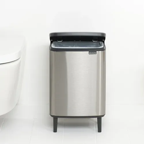 פח ברבנטיה לשירותים 12 ליטר - Brabantia BO מוברש -24 מתוך קולקציית פחי אשפה לשירותים (מבט נוסף) - מתאים לשדרוג מראה האמבטיה בקלות ובמהירות