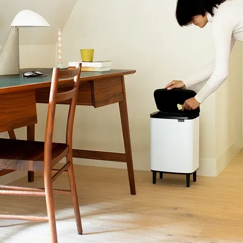 פח ברבנטיה לשירותים 12 ליטר - Brabantia BO לבן -24 מתוך קולקציית פחי אשפה לשירותים (תמונת אווירה) - איכות פרימיום בלתי מתפשרת ואחריות מלאה