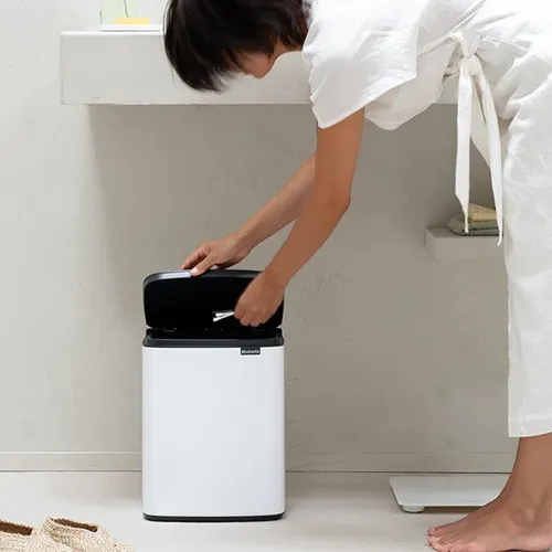 פח ברבנטיה לשירותים 12 ליטר - Brabantia BO לבן -24 מתוך קולקציית פחי אשפה לשירותים (מבט נוסף) - שילוב מושלם בין נוחות שימוש יומיומית לסטייל נקי