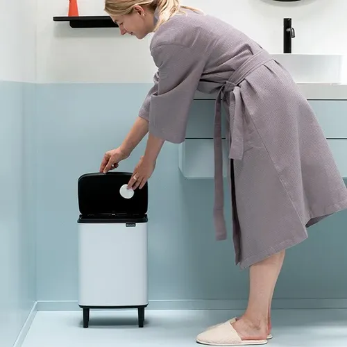פח ברבנטיה לשירותים 12 ליטר - Brabantia BO לבן -24 מתוך קולקציית פחי אשפה לשירותים (מבט נוסף) - מתאים לשדרוג מראה האמבטיה בקלות ובמהירות