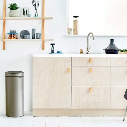 פח ברבנטיה למטבח 30 ליטר - Brabantia פלטינום -24 מתוך קולקציית פחי אשפה למטבח (שילוב בחדר הרחצה) - פריט מעוצב לעיצוב חלל רחצה מודרני ויוקרתי