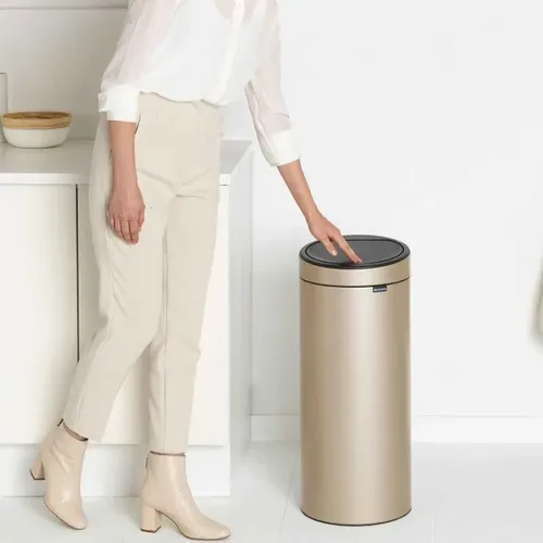 פח ברבנטיה למטבח 30 ליטר - Brabantia זהב מטאלי -24 מתוך קולקציית פחי אשפה למטבח (מבט נוסף) - איכות פרימיום בלתי מתפשרת ואחריות מלאה