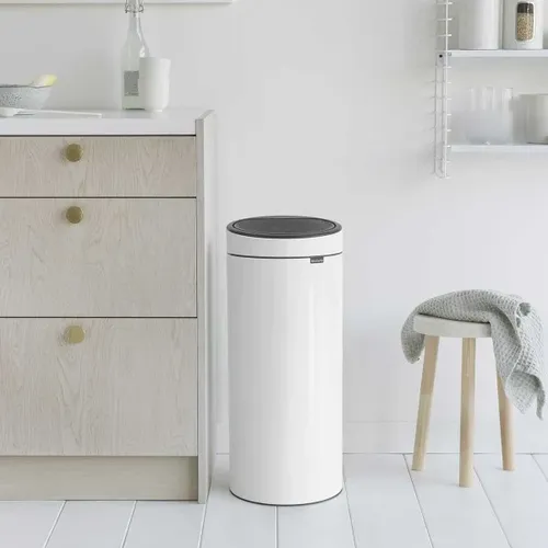 פח ברבנטיה למטבח 30 ליטר - Brabantia לבן -24 מתוך קולקציית פחי אשפה למטבח (שילוב בחדר הרחצה) - מתאים לשדרוג מראה האמבטיה בקלות ובמהירות