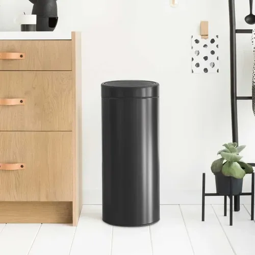 פח ברבנטיה למטבח 30 ליטר - Brabantia שחור מט מתוך קולקציית פחי אשפה למטבח (תמונת אווירה) - שילוב מושלם בין נוחות שימוש יומיומית לסטייל נקי