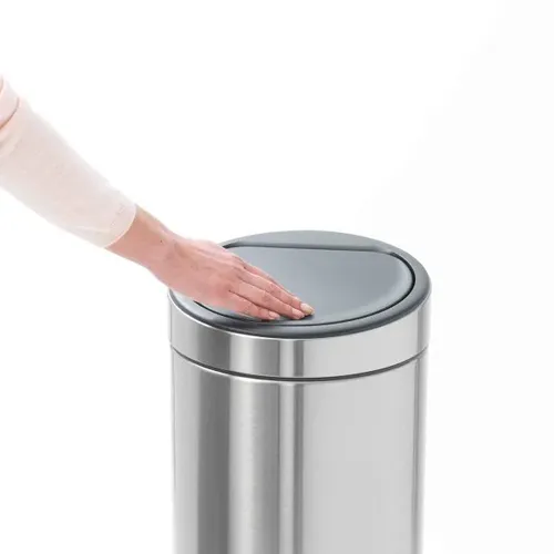 פח ברבנטיה למטבח 30 ליטר - Brabantia מוברש מט -24 מתוך קולקציית פחי אשפה למטבח (פרטי התקנה) - מתאים לשדרוג מראה האמבטיה בקלות ובמהירות