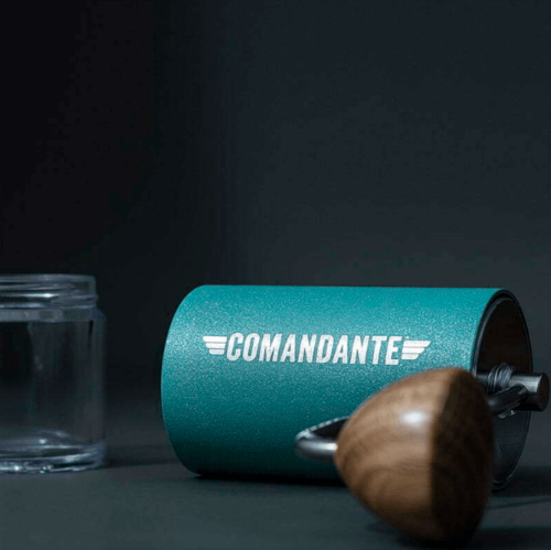 מטחנת קפה ידנית קומנדנטה צבע לגונה Comandante C40 Nitro Blade Alpine Lagoon