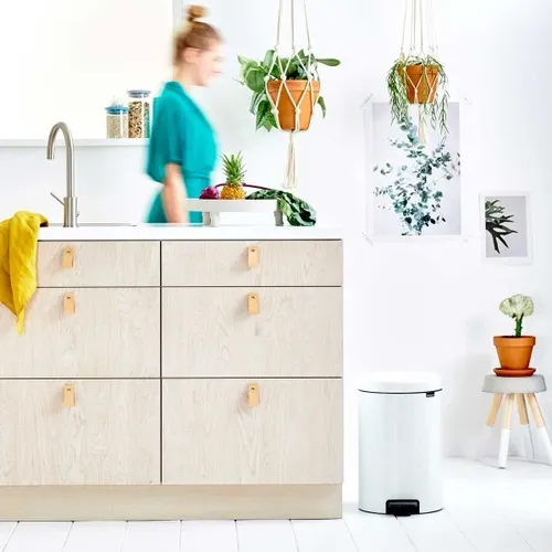 פח ברבנטיה 20 ליטר Brabantia לבן מתוך קולקציית פחי אשפה לשירותים (תמונת מוצר) - פתרון פונקציונלי ואסתטי לארגון הבית