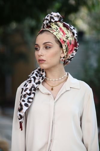 מטפחת מרובעת מודפסת פייטים שזורים אלומה
