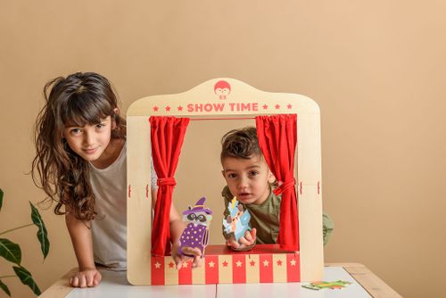 תיאטרון בובות מעץ
