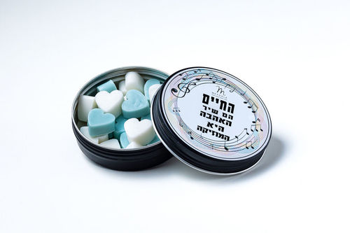 החיים הם שיר האהבה היא המוזיקה – לבבות קטנים בפחית שחורה עגולה