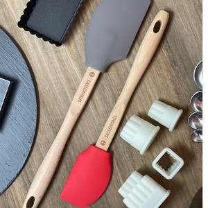  לקקן סיליקון ידית עץ dough scraper