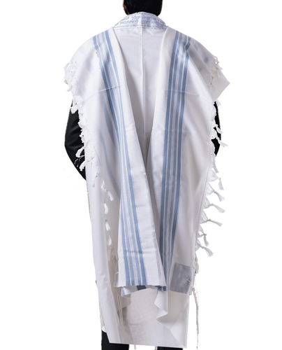 אדם עם טלית גדול
