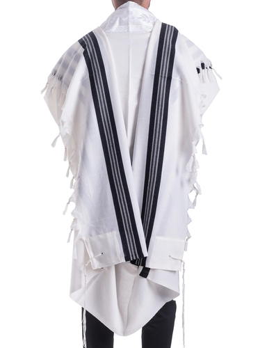 אדם עם טלית גדול