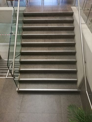 סף מדרגה אלומיניום 'בטיחותי' להנגשה 3 מטר 