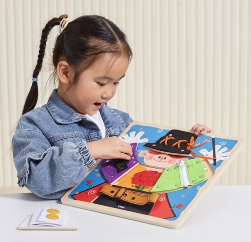 לוח פעילות מונטסרי מיומנויות הלבוש מעץ בעיצוב קוסם