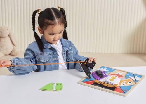 לוח פעילות מונטסרי מיומנויות הלבוש מעץ בעיצוב קוסם