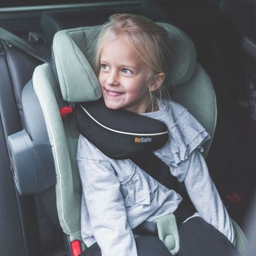 בוסטר גב ISOFix לרכב iZi Flex FIX בתקן I-Size כולל הגנות צד משודרגות וריפוד לחגורה - שחור Midnight Black