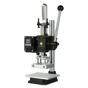 הטבעה של גלופה במכונה על גבי המזכרת שלכם SMACHOT