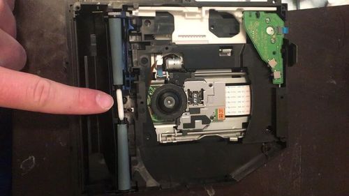 הוצאת חפץ זר מכונן Playstation 4