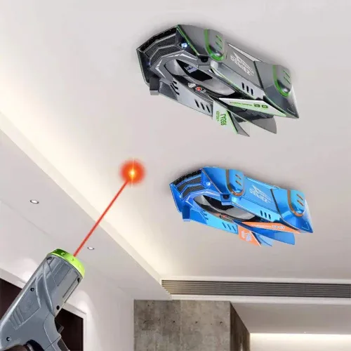 מכונית כחולה מטפסת על קיר עם שלט אינפרא אדום