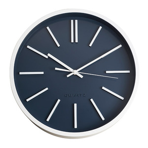 "פירנצה" שעון קיר לבן על רקע כהה ספרות רומיות בולטות