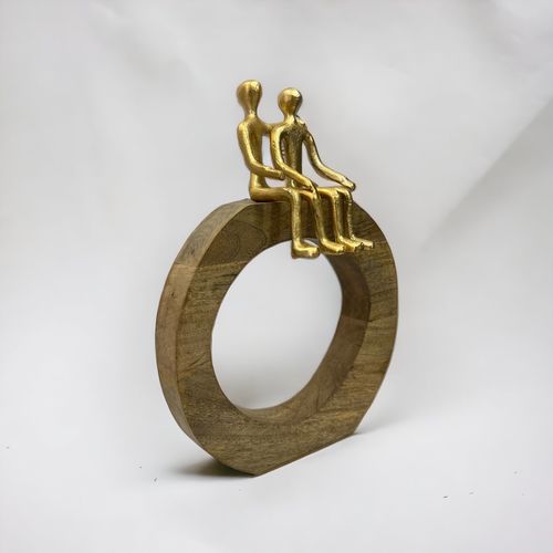 פסל עץ מנגו עגול זוג דמוויות יושבות על הפסגה