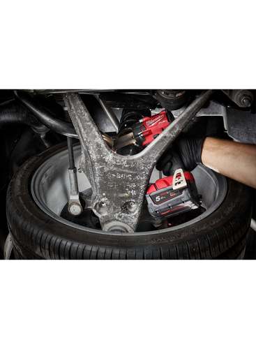 ערכת Milwaukee M18 FMTIW2P12 כוללת 2 סוללות 5Ah ומטען