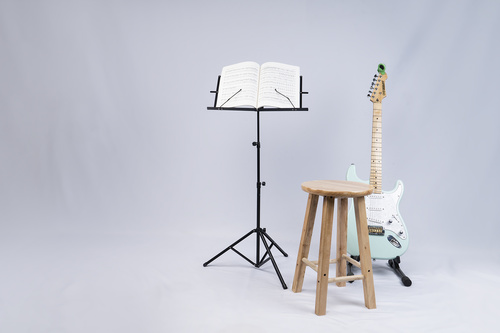סטנד תווים מתקפל כולל תיק Guitto GSS-03