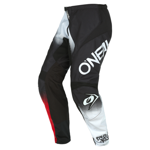 חליפת רכיבה ONEAL ELEMENT RACEWEAR V.22 בצבע אדום ושחור, כוללת חולצה עם הגנת מרפק מרופדת וזנב מורחב, מכנסיים עם מגני ירכיים EVA נשלפים ותוספות עמידות. מק