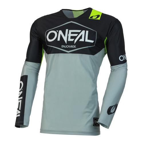 חליפת רכיבה ONEAL MAYHEM HEXX 2023 בצבעי אפור וצהוב עם גרפיקה מודגשת, כוללת חולצה עם הגנת מרפק ומכנסיים עם מגני ירכיים, מק
