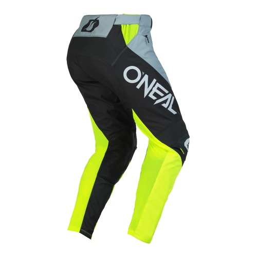 חליפת רכיבה ONEAL MAYHEM HEXX 2023 בצבעי אפור וצהוב עם גרפיקה מודגשת, כוללת חולצה עם הגנת מרפק ומכנסיים עם מגני ירכיים, מק