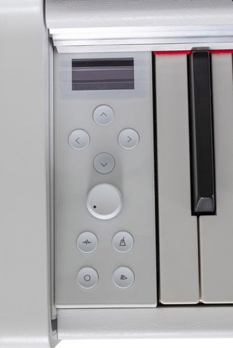 פסנתר חשמלי רהיט תוצרת גרמניה DP-345 עם מנגנון פטישים בצבע לבן 120347 מבית GEWA (Germany)
