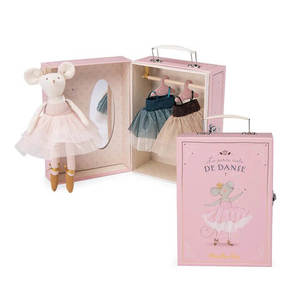רקדנית עכברונת עם חצאית טוטו במזוודה