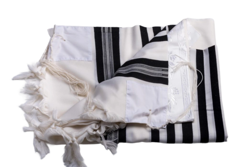 טלית צבע שחור מקופלת