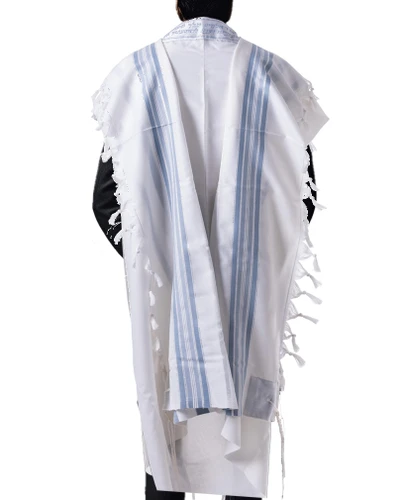 אדם עם טלית גדול
