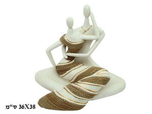 פסל זוג אוהבים מאבן וולקנית עטופים בראטן