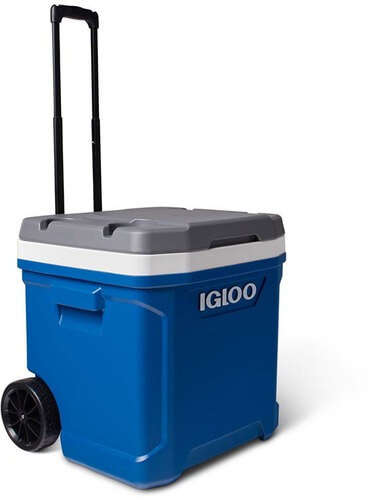 צידנית Latitude קשיחה בנפח של 56 ליטר בצבע כחול עם גלגלים גדולים וידית טרולי מבית  