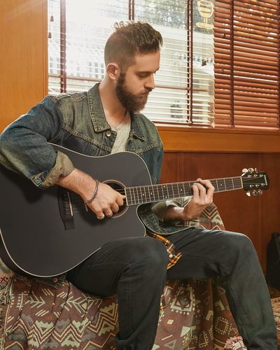 *ערכת גיטרה אקוסטית*- גיטרה אקוסטית DAG1CB בצבע שחור + תיק + קאפו + רצועה + מפרטים ועוד | מהבאנדלים המשתלמים בישראל מבית DONNER