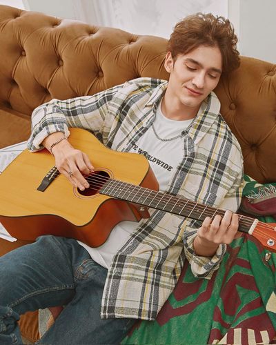 *ערכת גיטרה אקוסטית*- גיטרה אקוסטית DAG1C בצבע טבעי EC984 + תיק + קאפו + רצועה + מפרטים ועוד | מהבאנדלים המשתלמים בישראל מבית DONNER