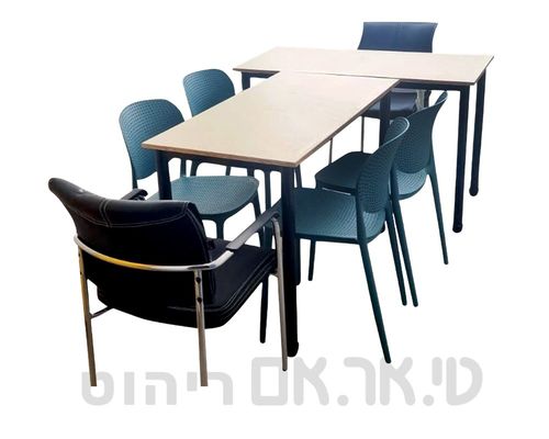 כיתה עם שולחנות תלמיד