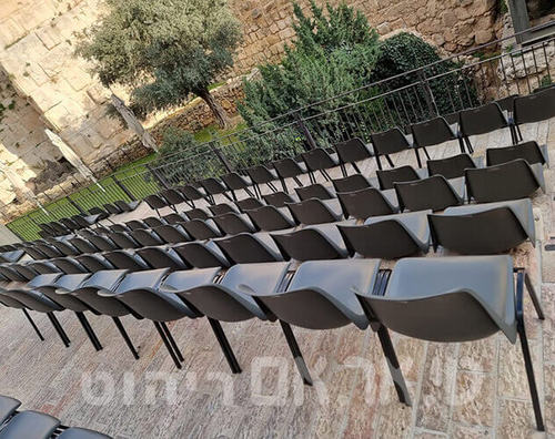 כסאות בשורות