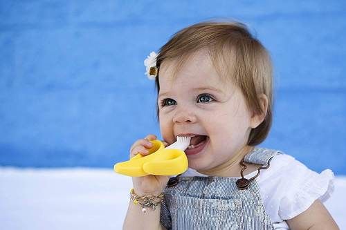   מברשת השיניים הראשונה לתינוקות – בייבי בננה baby banana